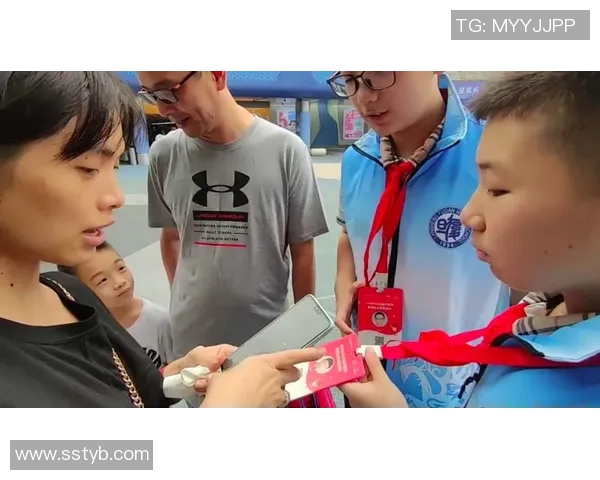 超级足球明星化身普通路人街头挑战引发热议与欢笑